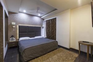 Giường trong phòng chung tại Hotel Host Inn Ahmedabad