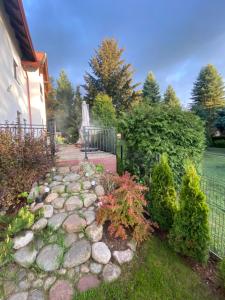 Vonkajšia záhrada v ubytovaní Apartamenty nad jeziorem charzykowskim Villa Emilia