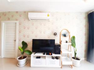 TV a/nebo společenská místnost v ubytování บ้านพักหัวหิน 8-15 คน พร้อมสระว่ายน้ำส่วนตัว