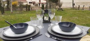 stół z miskami, talerzami i kieliszkami do wina w obiekcie Tente Bell au camping Hautoreille w mieście Bannes