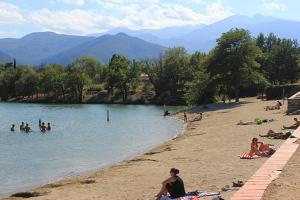 a group of people on a beach near a body of water at Entre Mer et Montagne Maison de village AVEC VUE SUR LE CANIGOU à 5 minutes à pied du Lac, située dans le joli village de Vinca, Village aux 3 lacs, SOLEIL et Campagne in Vinça