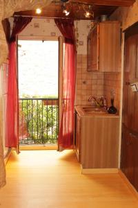 a kitchen with a sink and a large window at Entre Mer et Montagne Maison de village AVEC VUE SUR LE CANIGOU à 5 minutes à pied du Lac, située dans le joli village de Vinca, Village aux 3 lacs, SOLEIL et Campagne in Vinça