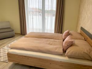 Posteľ alebo postele v izbe v ubytovaní Apartmány Katalin