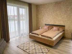 Posteľ alebo postele v izbe v ubytovaní Apartmány Katalin