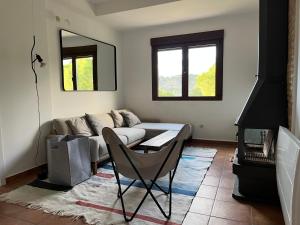 Casa con piscina y vistas al Pantano de San Juanにあるシーティングエリア