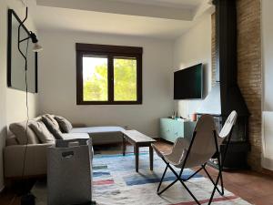 Casa con piscina y vistas al Pantano de San Juanにあるテレビまたはエンターテインメントセンター