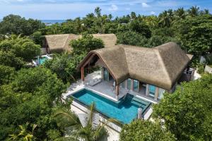 魯阿環礁的住宿－JOALI BEING，享有带游泳池的别墅的顶部景致