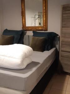 Postel nebo postele na pokoji v ubytování le chalet vert et bain nordique au feu de bois