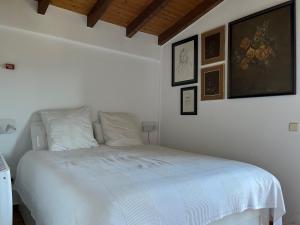 Casa con piscina y vistas al Pantano de San Juanにあるベッド +14枚の写真