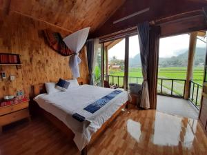 a bedroom with a bed and a window at Little Mai Chau Home Stay in Mai Châu