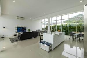 Imagen de la galería de Modern 4 Bedroom Pool Villa KH-A5, en Khao Tao