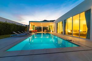 Modern 4 Bedroom Pool Villa KH-A5 tesisinde veya buraya yakın yüzme havuzu