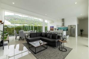 uma sala de estar com um sofá e uma mesa em Modern 4 Bedroom Pool Villa KH-A5 em Khao Tao