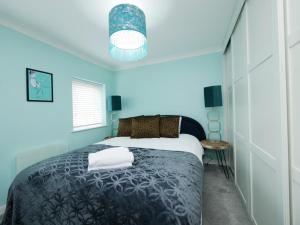 a bedroom with a bed in a blue room at Forget-Me-Not House 3 Bed home in York Centre - Free Parking in York