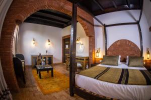 een slaapkamer met een groot bed in een kamer bij Palais Riad Hida in Oulad Barrehil