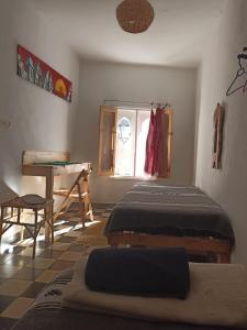 Rúm í herbergi á Vallparadis Pension Familiar" FIRDAUS"