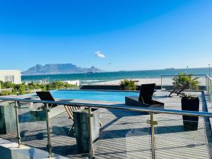una piscina en la parte superior de un edificio con playa en Sea&Mountain view by Caline VIP en Ciudad del Cabo