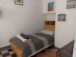 Rúm í herbergi á Vallparadis Pension Familiar" FIRDAUS"