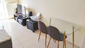 TV a/nebo společenská místnost v ubytování Holiday & Business Furnished Apartments