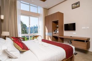 TV a/nebo společenská místnost v ubytování THRILL HOLIDAYS MUNNAR
