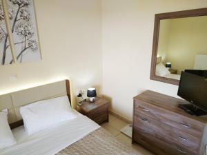 Un pat sau paturi într-o cameră la Holiday & Business Furnished Apartments