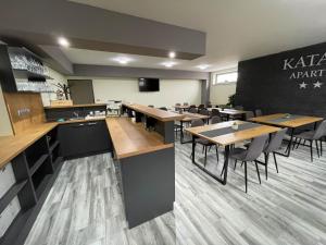 Televízia a/alebo spoločenská miestnosť v ubytovaní Apartmány Katalin