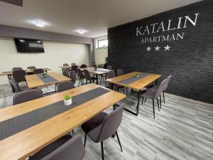 Reštaurácia alebo iné gastronomické zariadenie v ubytovaní Apartmány Katalin
