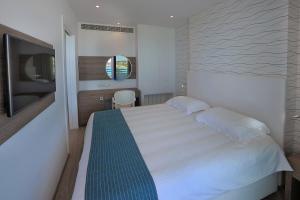 
Ein Bett oder Betten in einem Zimmer der Unterkunft Okeanos Beach Boutique Hotel

