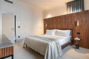 A bed or beds in a room at Byssus Suites