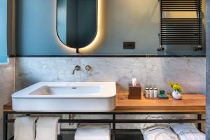 A bathroom at Byssus Suites