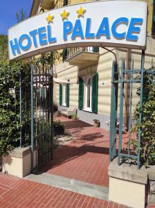 una señal del palacio del hotel frente a un edificio en Hotel Palace, en Levanto