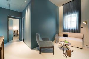 A seating area at Byssus Suites