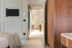 A television and/or entertainment centre at Byssus Suites