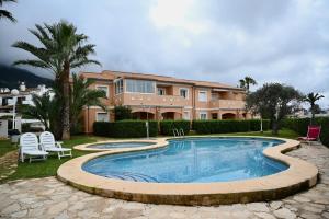 een huis met een zwembad voor een huis bij Bello apartamento con piscina a un paso del centro in Denia