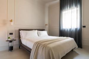 A bed or beds in a room at Byssus Suites