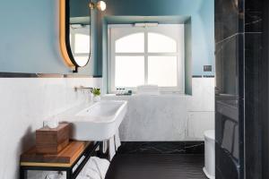 A bathroom at Byssus Suites
