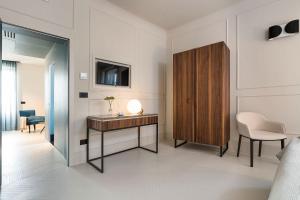 A television and/or entertainment centre at Byssus Suites