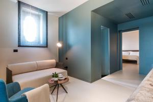 A seating area at Byssus Suites