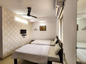 Een bed of bedden in een kamer bij Shivani Inn Hotel & Banquet