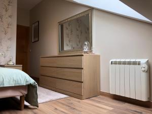 1 dormitorio con tocador y espejo en Precioso apartamento con vistas al mar en Carnota en Carnota