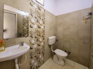 Een badkamer bij Shivani Inn Hotel & Banquet