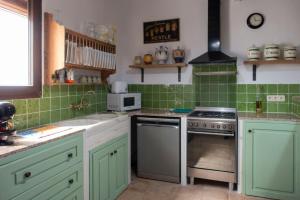 A kitchen or kitchenette at la Alhábega