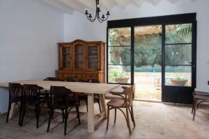A seating area at la Alhábega