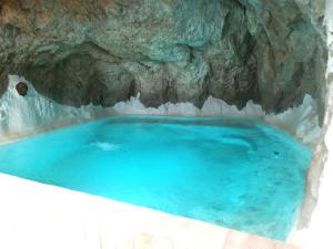 The swimming pool at or close to la Alhábega