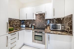 Η κουζίνα ή μικρή κουζίνα στο 130 Queen's Gate Apartments