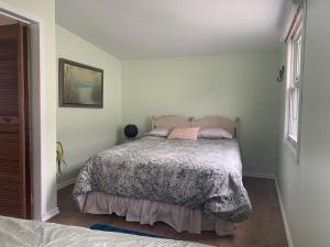 Кровать или кровати в номере Cedar Island Xanadu
