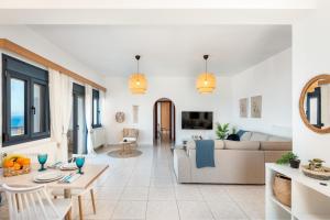 uma sala de estar com um sofá e uma mesa em Sacada Seascape Nisyros em Páloi