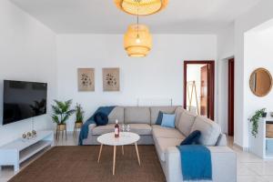 salon z kanapą i stołem w obiekcie Sacada Seascape Nisyros w mieście Páloi