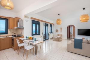 TV a/nebo společenská místnost v ubytování Sacada Seascape Nisyros