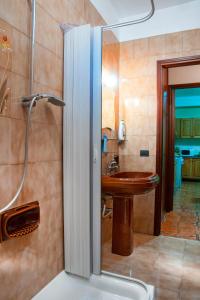 ein Bad mit einer Dusche und einem hölzernen Waschbecken in der Unterkunft Casa Libertà in Castellammare del Golfo
